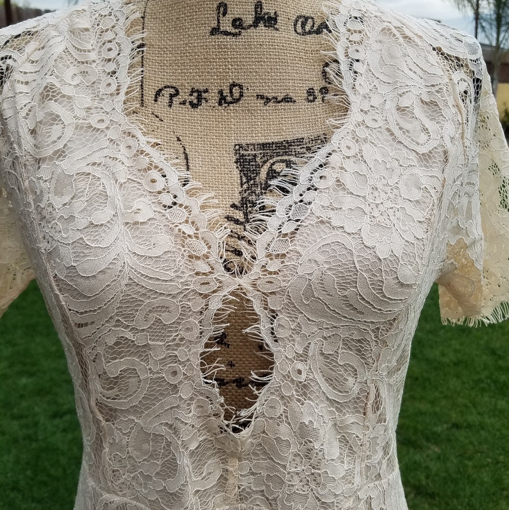 Lace dress - Picture 2 of 6